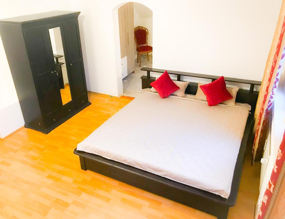 "Casa20200" 2 X Apartments Je 150Qm Fuer Business, Familien, Gruppen, Handwerker 15Min Von Berlin, Erdbeerhof, Outlet B5, 5Min Vom See Falkensee !! 2 Apartment Each 150Qm For Business , Families 15Min From Berlin!! Eksteriør billede